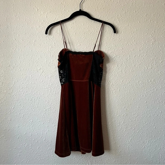 Urban Outfitters Faith Velvet Slip Dress Brown with Black Lace Size Small - Picture 4 of 7